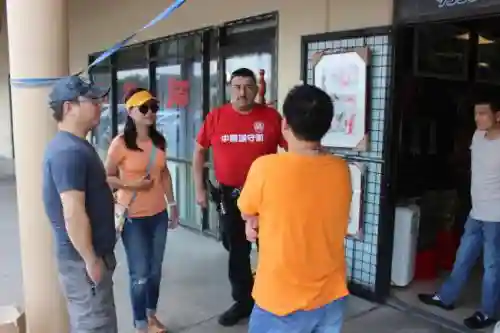 美休斯敦华人治安小组西裔成员与民众分享防卫经验 美休斯敦华人治安小组西裔成员与民众分享防卫经验