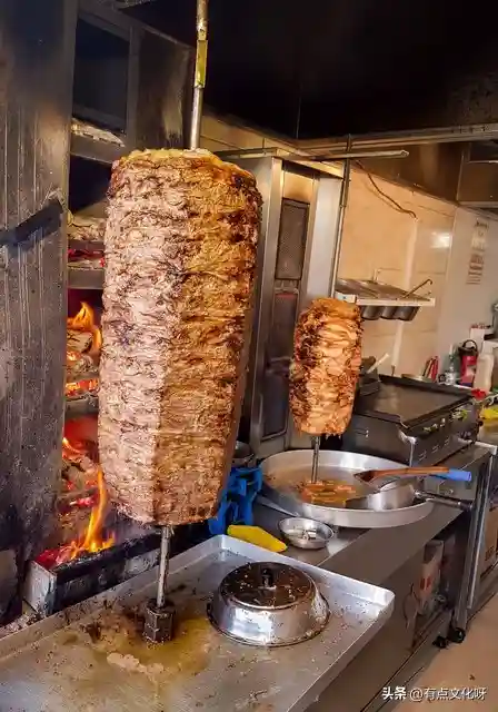 我请俄国美女冬妮娅吃烤肉,战斗民族姑娘真厉害,干掉两瓶伏特加 我请俄国美女冬妮娅吃烤肉,战斗民族姑娘真厉害,干掉两瓶伏特加