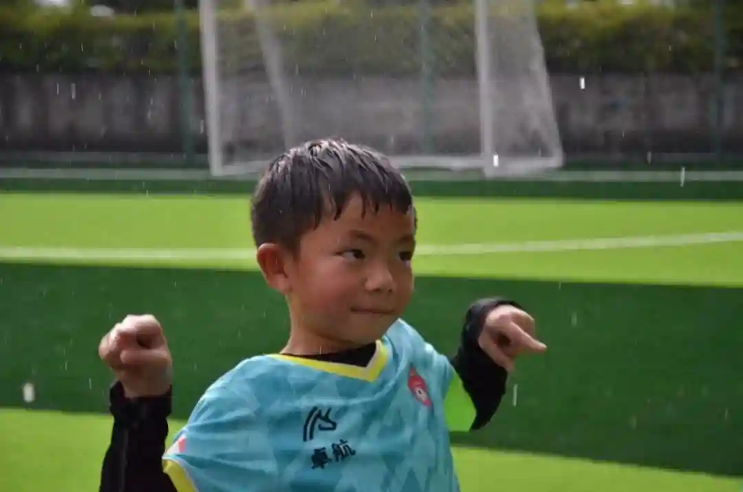 “这个女的竟然会踢球”