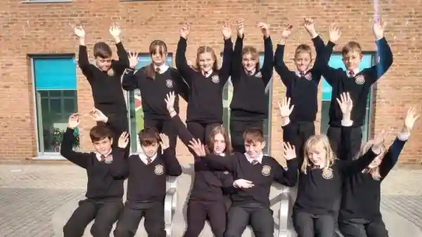 英国6对双胞胎进同一学校同年级,老师表示“看花眼” 英国6对双胞胎进同一学校同年级,老师表示“看花眼”