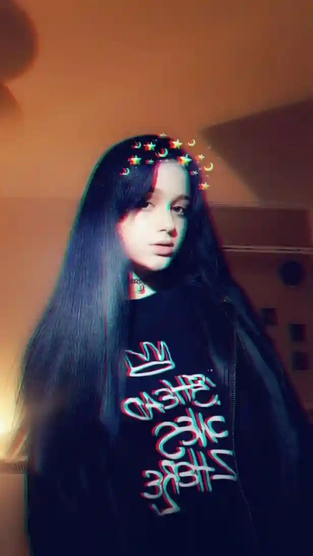 国外女孩周末将长发染成蓝黑色 周一上学时被隔离