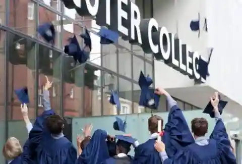 一年圈走419亿英镑,英国留学产业在争议中扩张 一年圈走419亿英镑,英国留学产业在争议中扩张