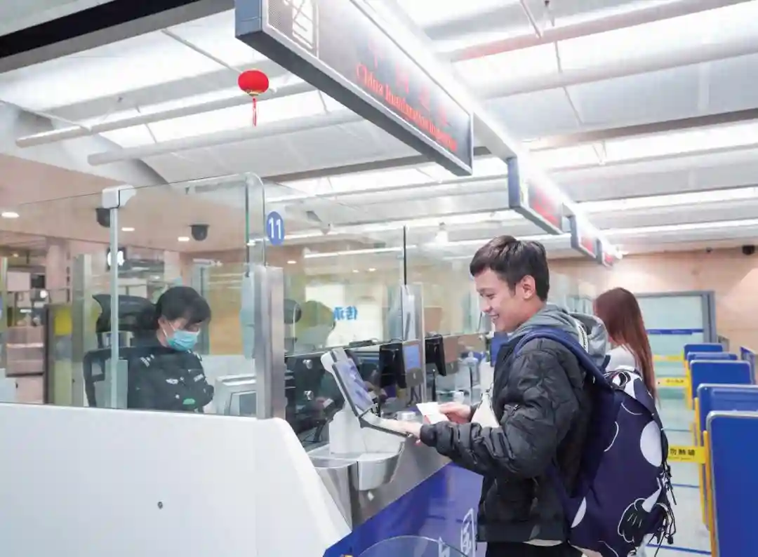 中国对6国免签政策生效首日 13名外籍旅客从昆明口岸免签入境