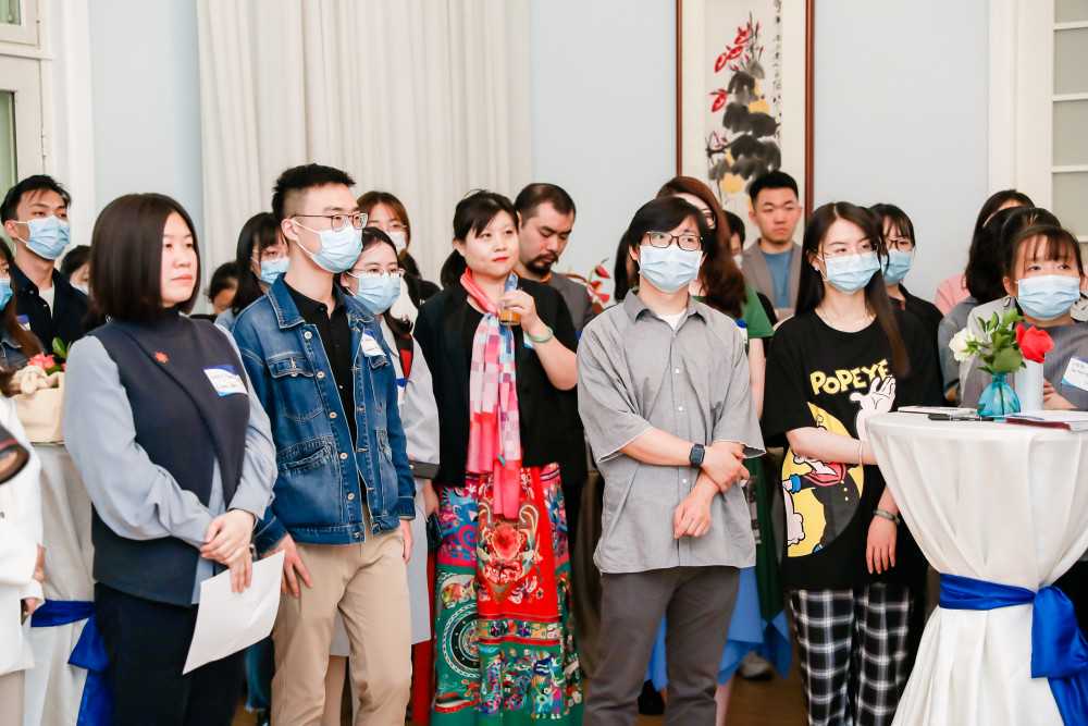 8岁留学男孩想念中国饺子,给校长写信讨秘方,校长笑喷:安排